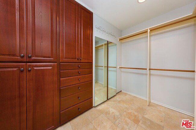 Building Photo - 9808 Hillgreen Pl
