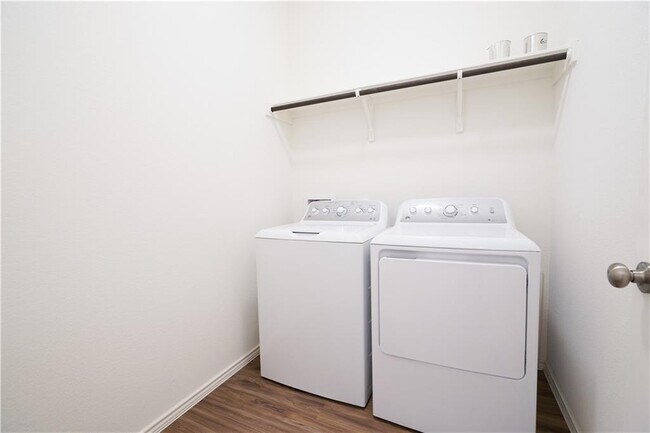 Building Photo - 933 Wildrye Ct