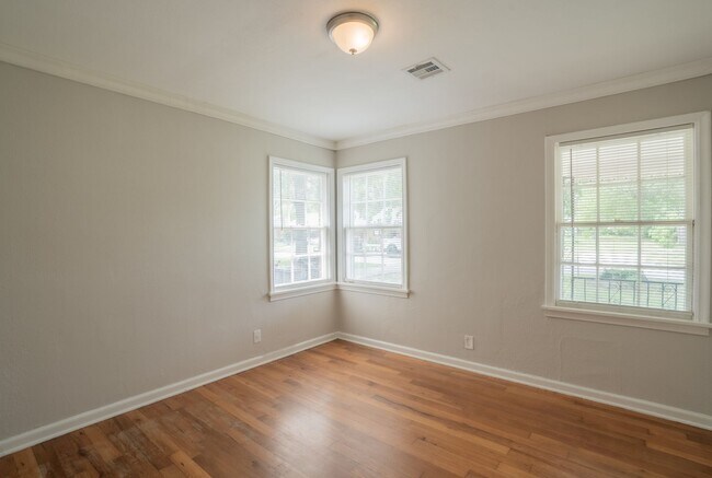 Building Photo - Cozy 2 Bedroom 1 Bathroom Home In Kendall-...