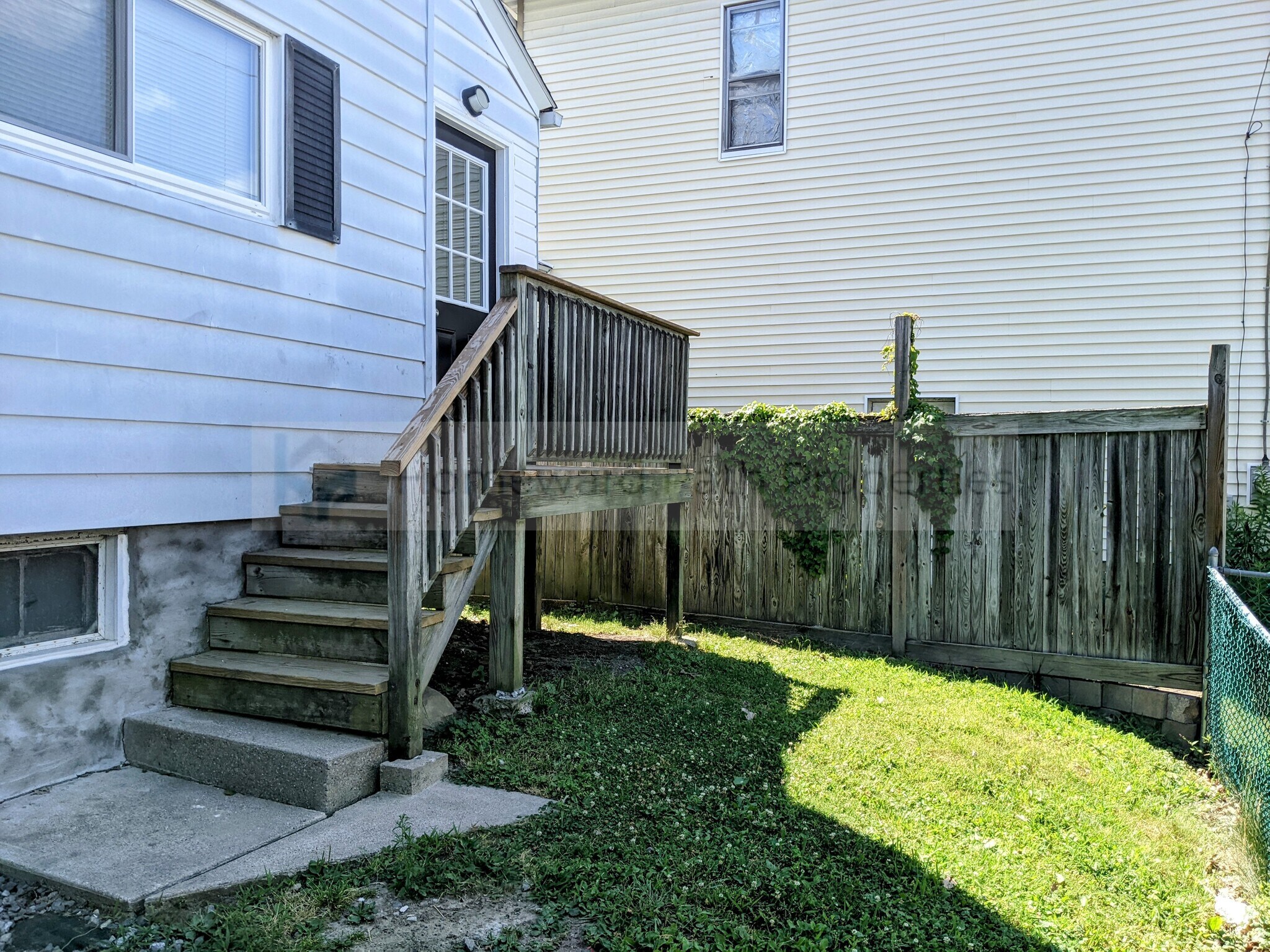 Side entrance - 749 Roberts Ct