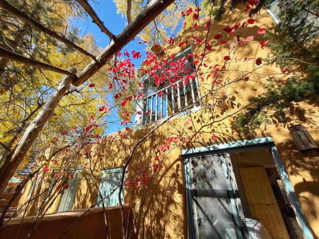 Building Photo - 624 Galisteo St