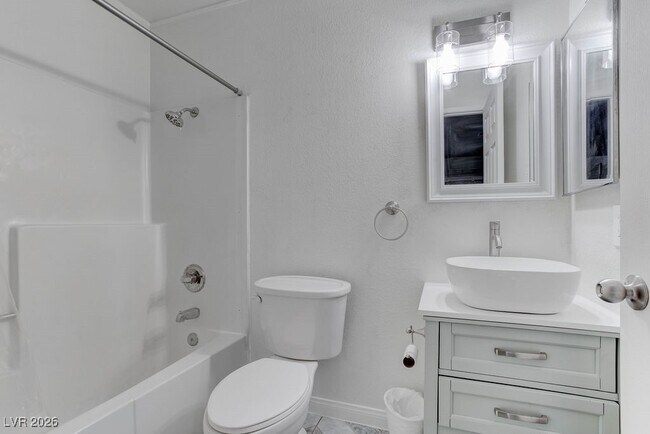 Building Photo - 808 Hedge Way