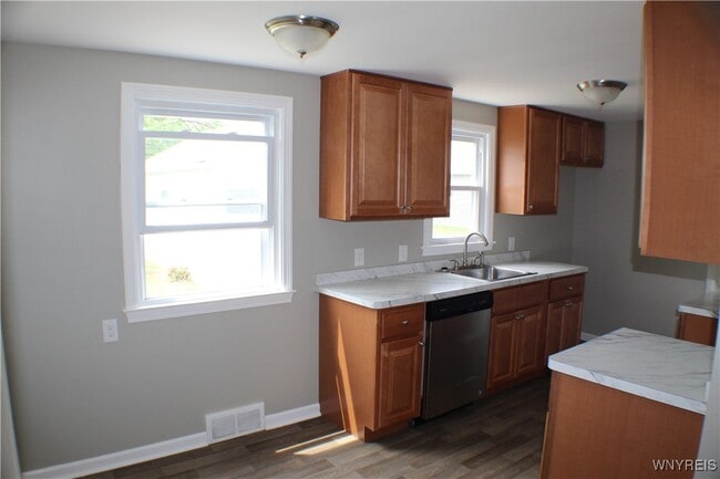 Building Photo - 110 Susan Ln