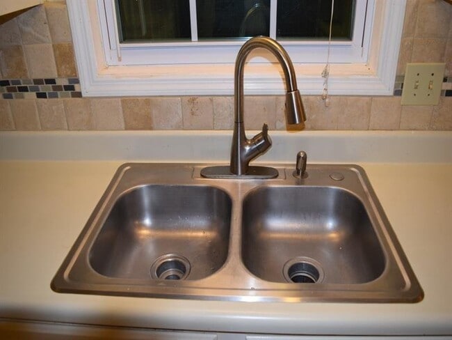 Building Photo - 2065 Vernon Commons