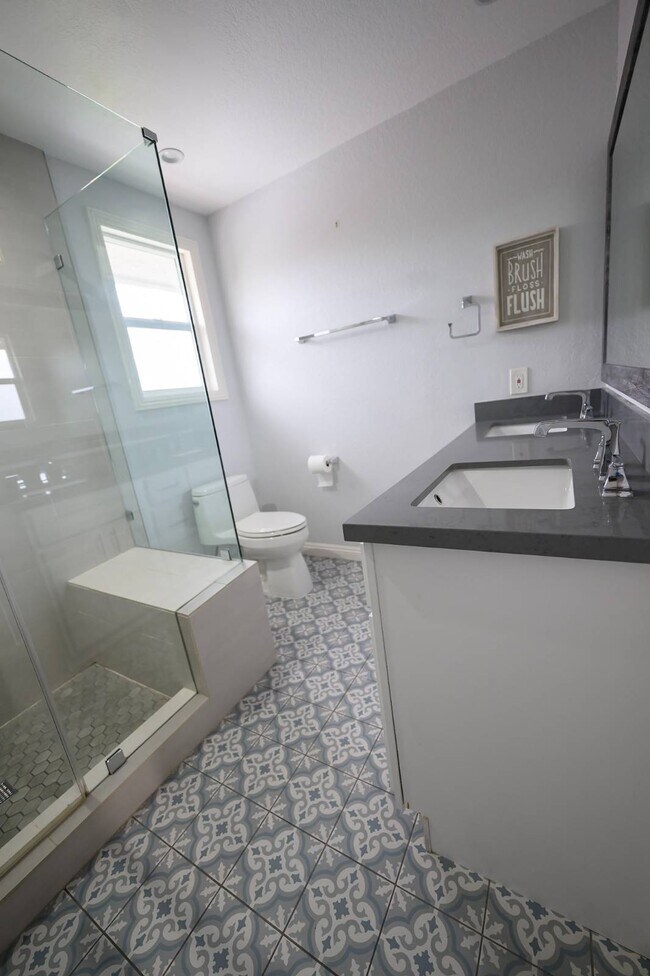 Building Photo - 2107 Dufour Ave