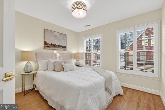 Building Photo - 700 Kahn Pl