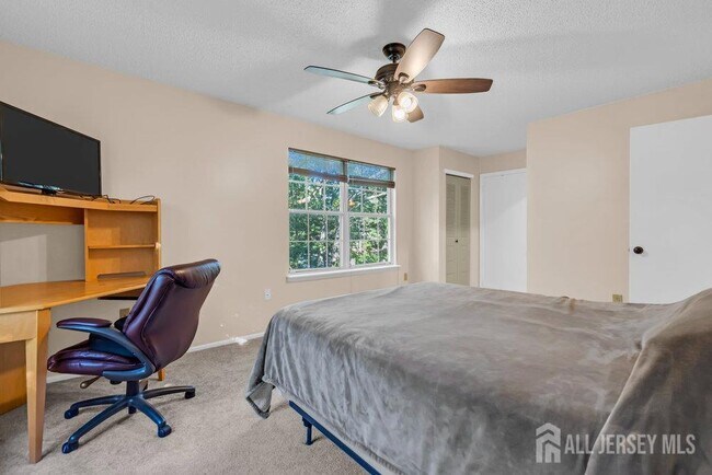 Building Photo - 66 Iroquois Dr