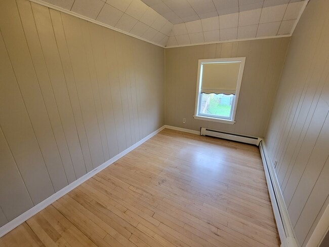 Building Photo - AVAILABLE JUNE - Charming 3 Bed, 1 Bath Home in East hillside!