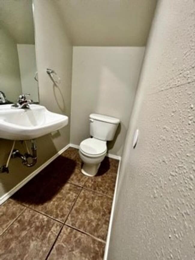 Building Photo - Spacious 3-Bed, 2.5-Bath Fourplex with Gar...