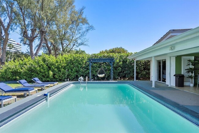 Building Photo - 2541 NE 195th St