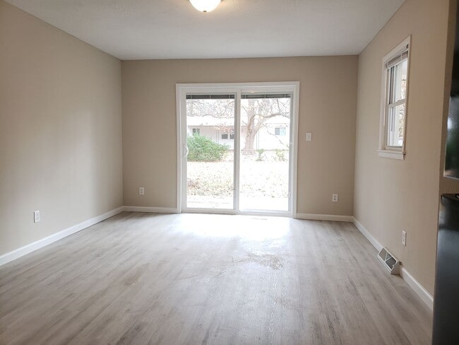 Building Photo - SPACIOUS 3 BEDROOM 2 BATH AVAILABLE NOW!!
