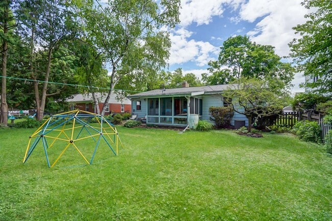 Building Photo - Charming West Side Single Family Home with Mid Century Modern feel