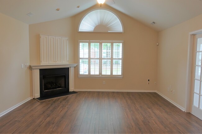 Building Photo - 303 Heritage Club Dr