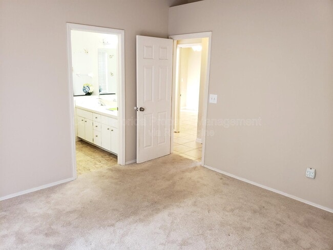 Building Photo - 2226 Justin Ave