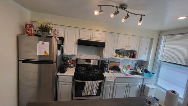 Building Photo - 409 37th St