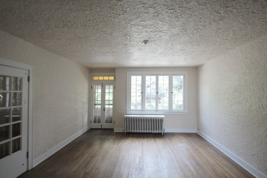 Building Photo - 8003 St Lawrence Ave