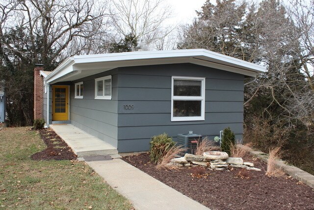 Primary Photo - Updated 4 bed/2 bath Mid-Century Home - Pr...