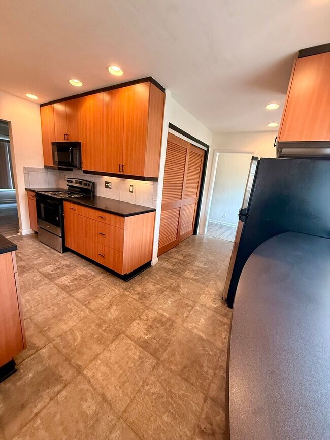 Building Photo - Beautifully Updated 3-Bedroom Brick Ranch in Kettering