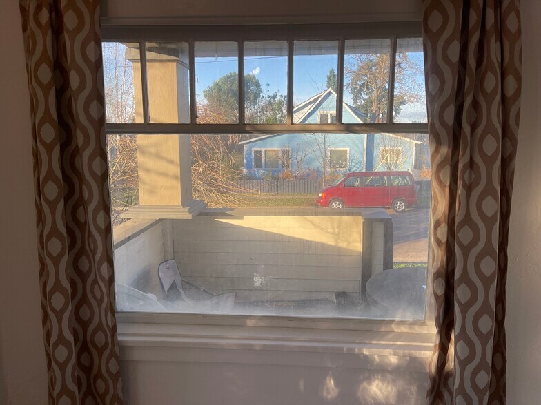 Building Photo - 390 W 19th Ave