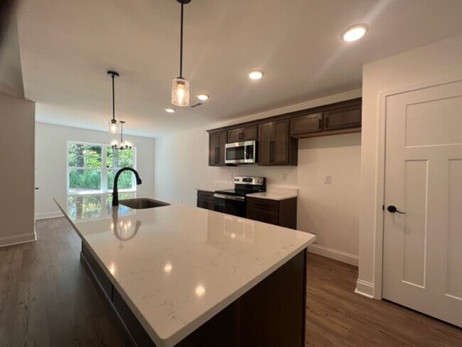 Building Photo - MOVE IN READY