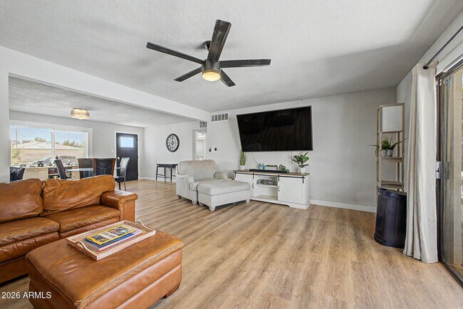 Building Photo - 2208 W San Miguel Ave