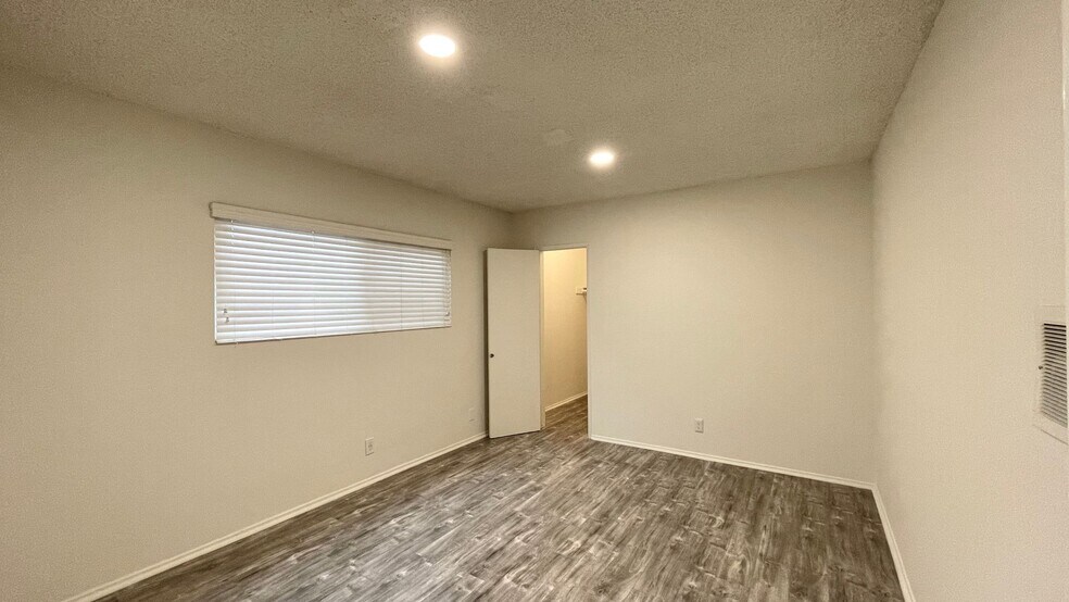 Building Photo - 5255 Blakeslee Ave
