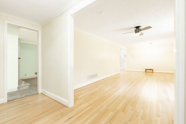 Building Photo - 607 3rd St Ext