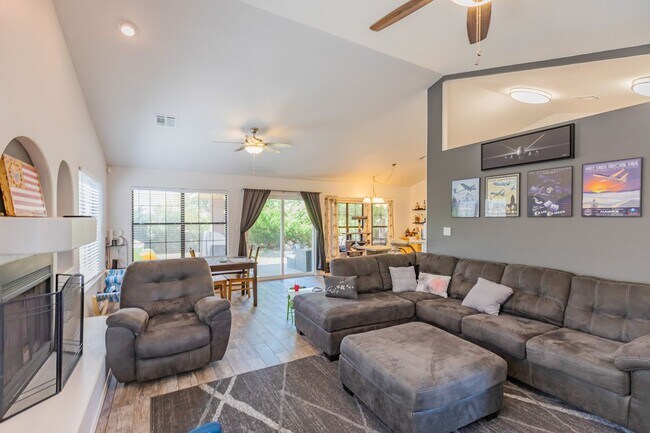Building Photo - Beautiful Home in the Golf Course Area