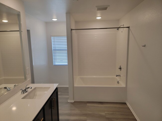 Building Photo - AVAILABLE MAY 15TH