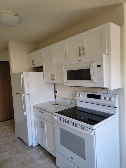 New updated kitchen. - White Oaks Apartments