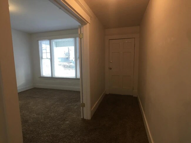 Building Photo - 729 E Linden Ave