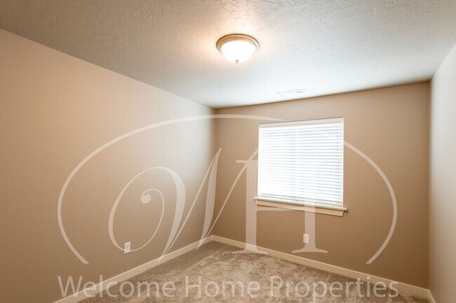Building Photo - Brand NEW Home Overlooking the Golf Course