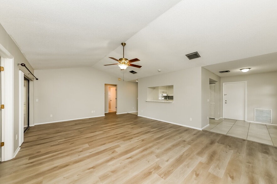 Building Photo - 4725 Country Oaks Blvd