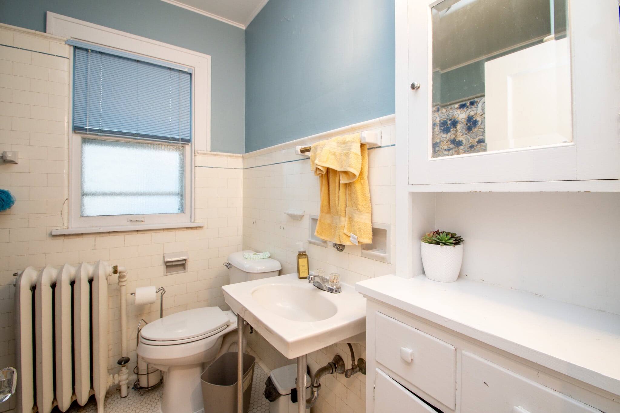 Building Photo - 1411 W Barker Ave