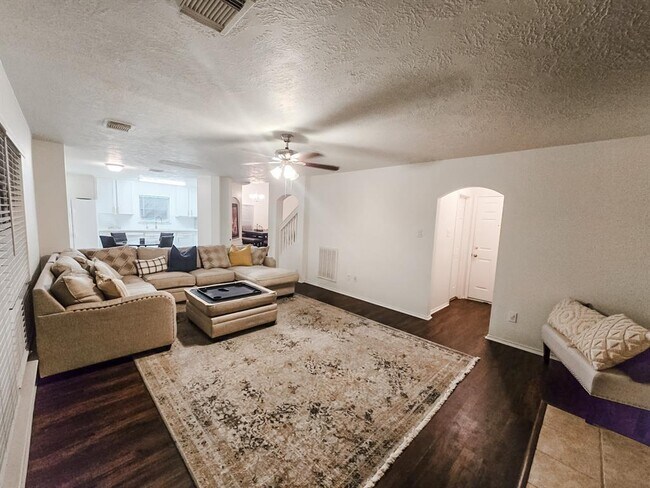 Building Photo - 32347 Hunter Park Ct