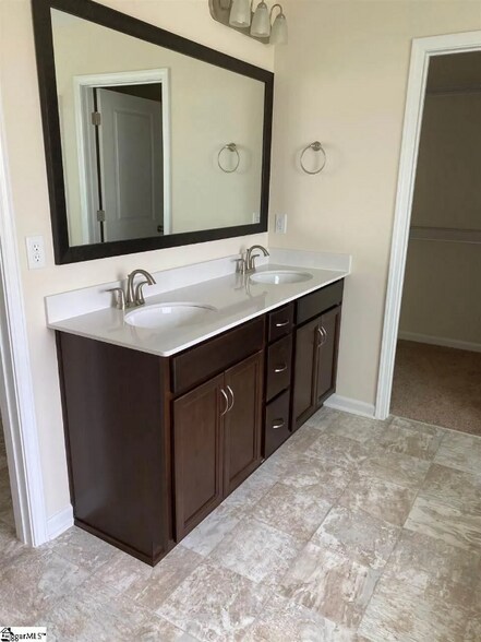 Building Photo - 305 Castleton Cir