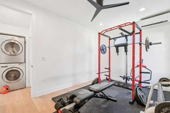 Building Photo - 2916 E 13th St