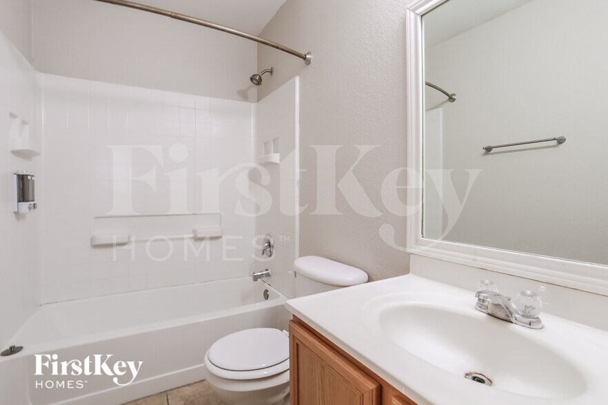 Building Photo - 4545 Waterford Dr