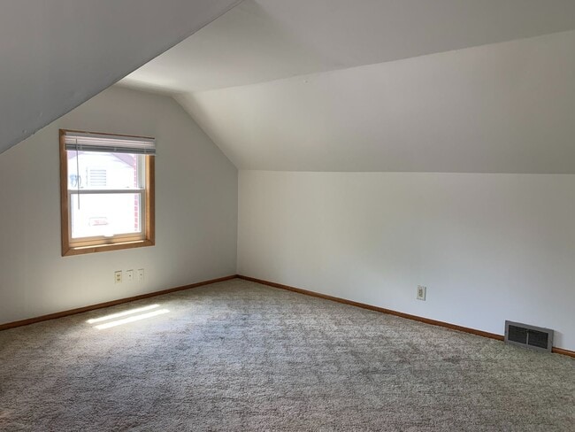 Building Photo - 5 Bedroom Across from NDSU!!