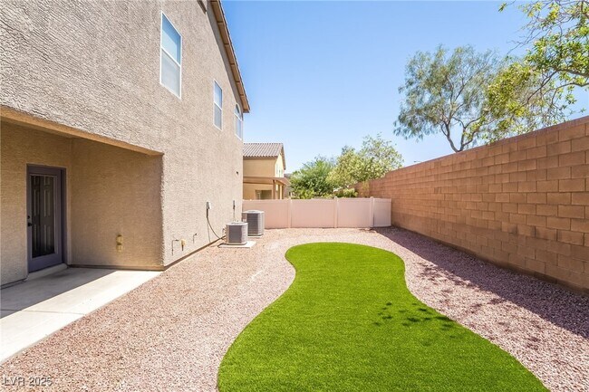 Building Photo - 9175 Sunken Meadow Ave