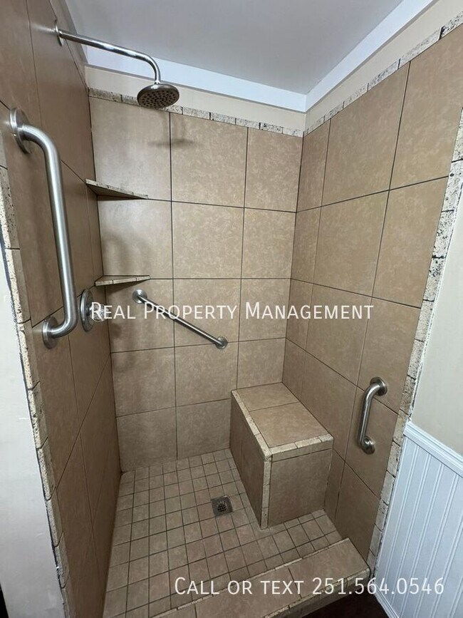 Building Photo - 4440 Nicholl Dr