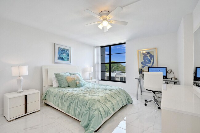 Building Photo - 6 Royal Palm Way