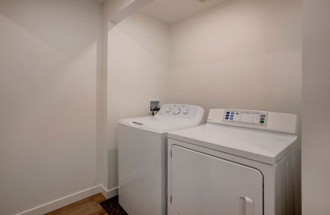 Building Photo - 3Bd/2.75Ba Shoreline House