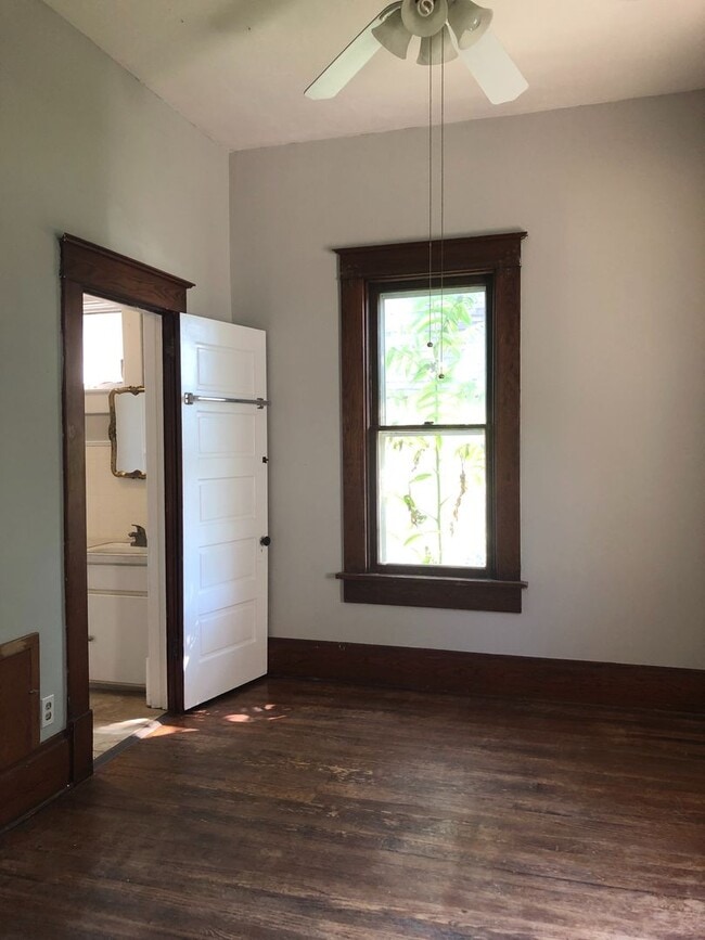 Building Photo - $795 - 2 bed 1 bath - Single Family Home