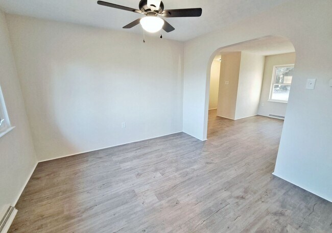 Building Photo - 3 Bed / 1-1/2 Bath Single Family Home w/ 2-Car Garage