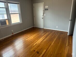 Building Photo - 1345 Royalty Ct