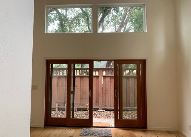 Building Photo - 114A Alta Dr