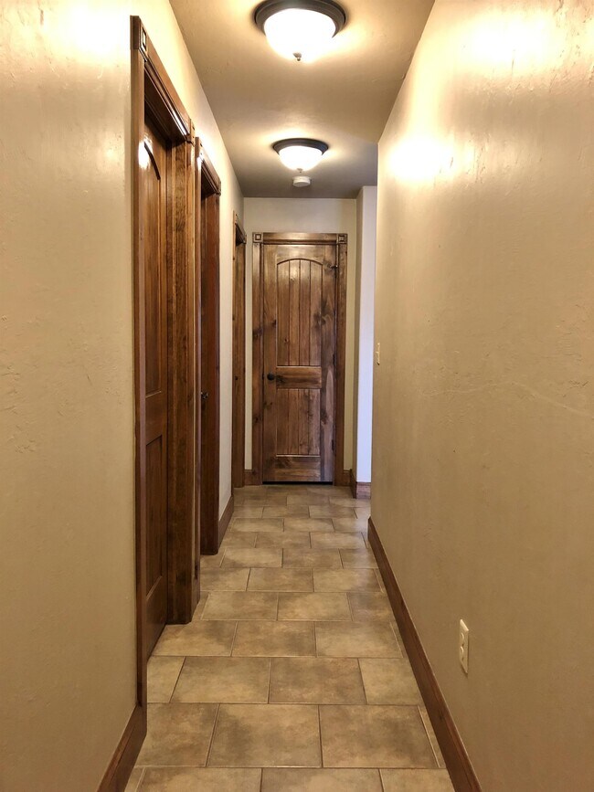 Building Photo - 10527 JORDYNN'S Xing