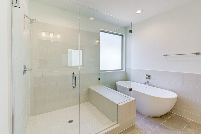 Building Photo - Modern luxury home in well established inn...