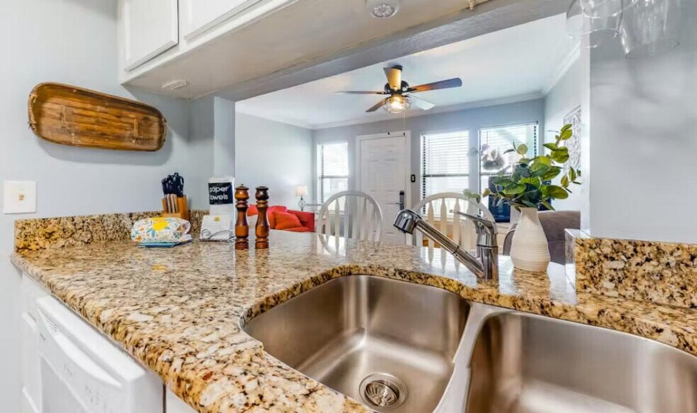 Building Photo - 952 W Beach Blvd